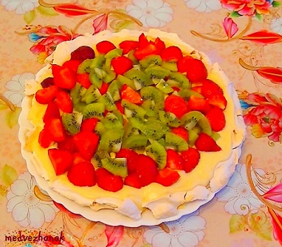 Торт Павлова с клубникой и киви